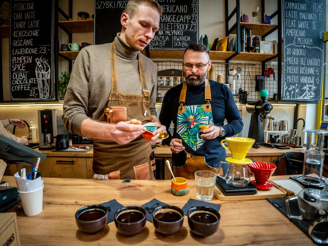 Gabriel Badowski pokazuje parzenie kawy przelewowej przy barze, obok drippery V60